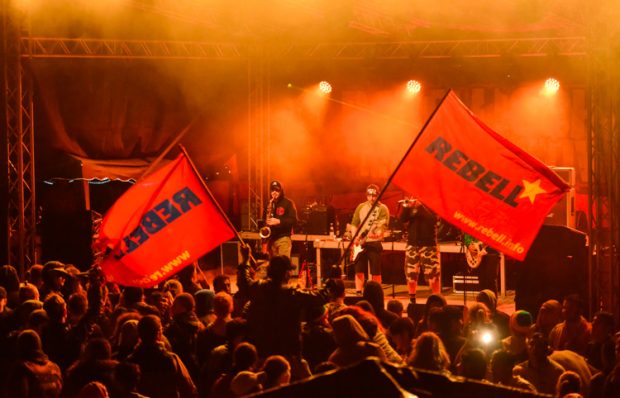 Voller Erfolg vor Gericht! Schirmherr Stefan Engel zu Unrecht als „Gefährder“ kriminalisiert! Jetzt zum Rebellischen Musikfestival am 27./28. August kommen!