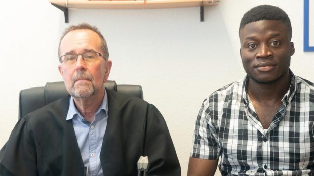 Warum Leibesvisitation wie bei Terroristenprozessen?