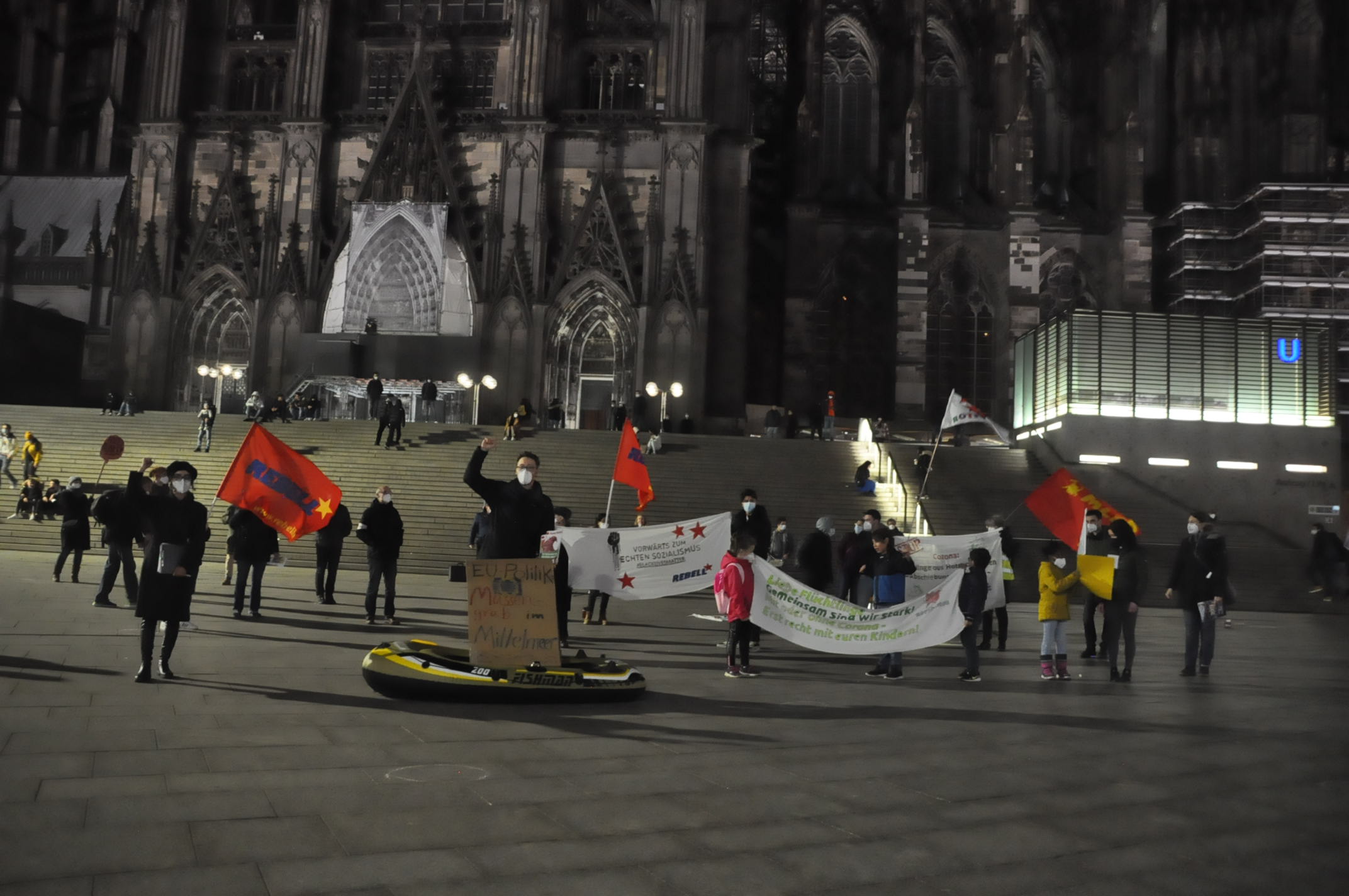 Erfolgreiche Protestkundgebung vor dem Kölner Dom