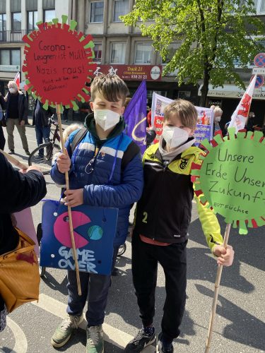 Rebellen und Rotfüchse beim 1. Mai in Düsseldorf