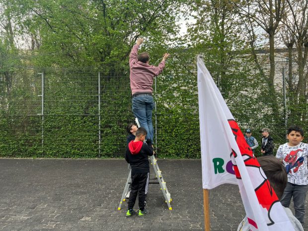 Rotfüchse Hagen reparieren ihren Spielplatz selbst