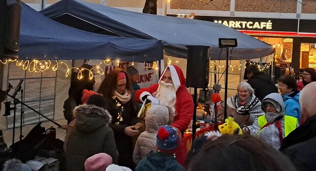 Gelungener Weihnachtsmarkt mit Nikolausfeier auf dem Stöckener Markt