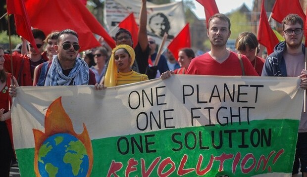 Setzt im heißen Winterwahlkampf ein Zeichen: Kampf der globalen Umweltkatastrophe und Hoch die internationale Solidarität!