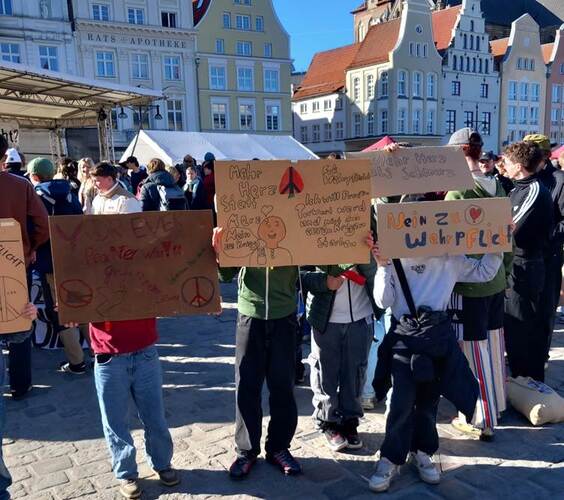 Schulstreik gegen die Wehrpflicht in Rostock